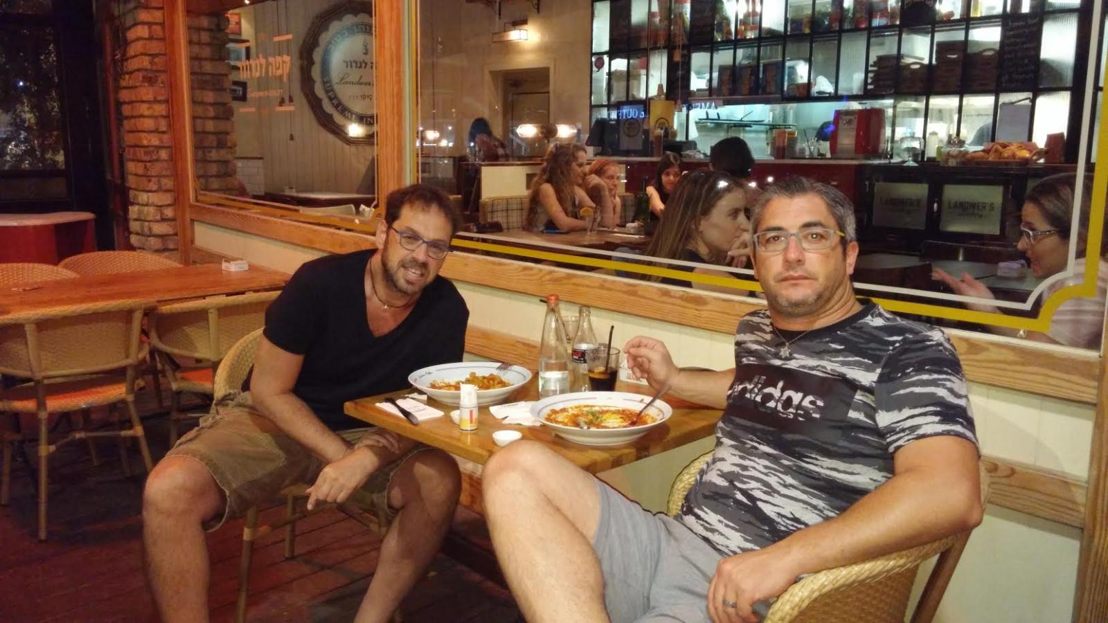 זיו הייניק ושרון דרוקר בארוחת ערב. מקדמים את הענף